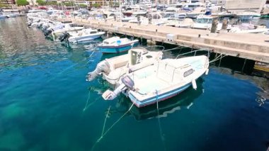 Monte Carlo limanına bir tekne yanaştı.