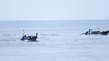 Sakin okyanus sularında bir tekne seyahat eder.