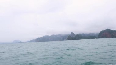 Krabi 'nin manzaralı sularında yol alan bir tur teknesi.