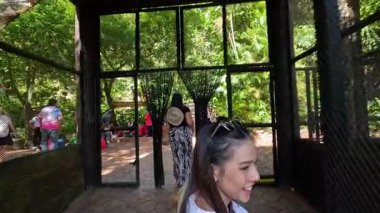 Ziyaretçiler hayvanat bahçesinde günün tadını çıkarıyorlar.