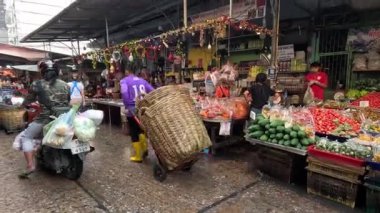 Tedarikçiler ve müşteriler yoğun bir pazarda etkileşim halindeler..
