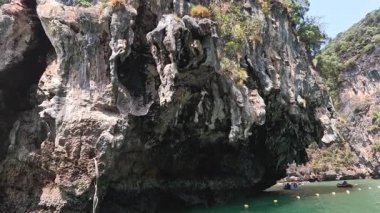 Huzurlu bir turkuaz gölü keşfeden kayakçılar