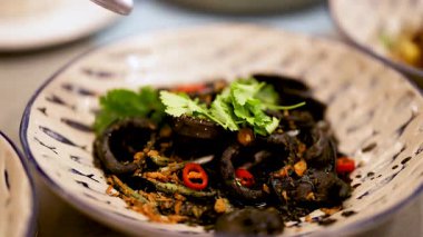 Lezzetli kalamar yemeği servis ediliyor.