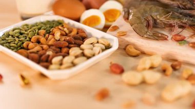 Çeşit çeşit fındık, et ve deniz ürünleri gösteriliyor.