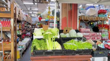 Canlı pazar ortamında taze ürün ve mallar