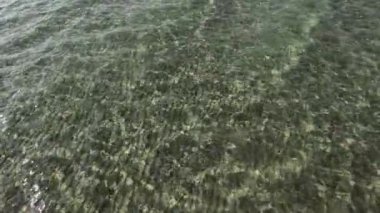 Okyanus yüzeyinde dalgalar ve dalgalar