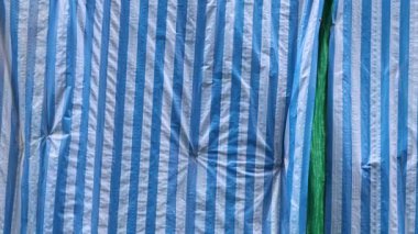 Çizgili kapak altında gizli nesne gösteriliyor