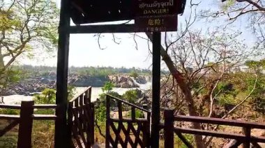 Khone Phapheng Şelalesi 'nin dingin manzarası yemyeşil ve parlak gün ışığında akan suyla