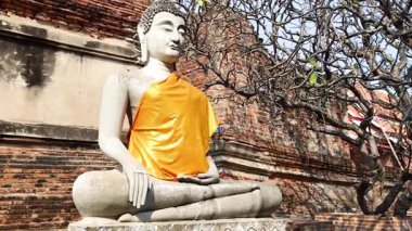 Ayutthaya 'da turuncu cüppeli Buda heykeli