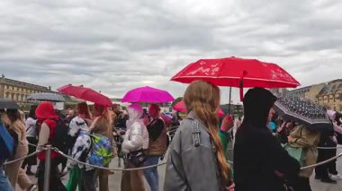 Yağmurlu bir günde Louvre yakınlarında şemsiyeli kalabalık