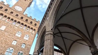 İnsanlar tarihi Floransa meydanını keşfediyor