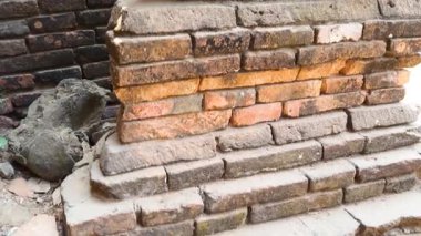 Tarihi tuğla yapılar ve heykeller keşfediliyor.