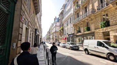 Paris caddesinde yürüyen bir çift