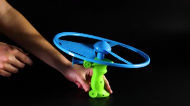 Uçan oyuncağı fırlatmak için ipler çekiliyor