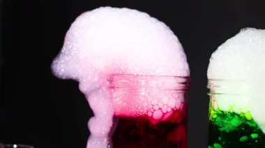 Kırmızı ve yeşil sıvılarda köpüklü reaksiyon