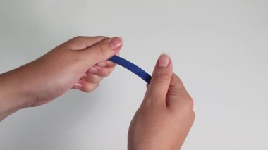 Plastik bir bandı elle koparma dizisi