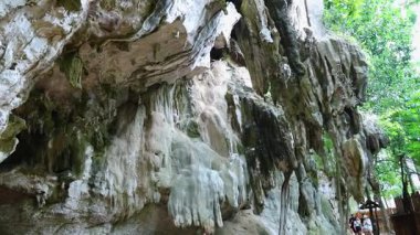 Turistler Yengeç Mağarası 'ndaki kireçtaşı oluşumlarına hayranlar.
