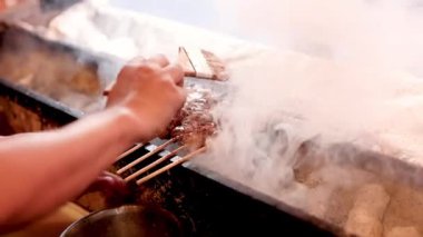 Isıtılmış bir taş yüzeyde pişmiş cızırdayan et.