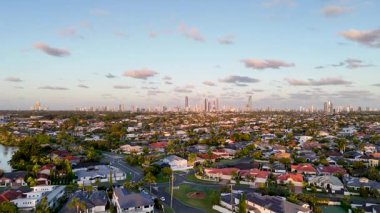 Carrara 'nın banliyö manzarası ve ufuk çizgisi