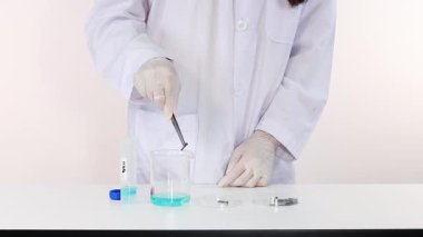 Bakır sülfat ve demir ile kimyasal reaksiyonu gösteriyor.