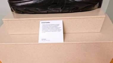 Bir müze ortamında sergilenen Buda heykeli