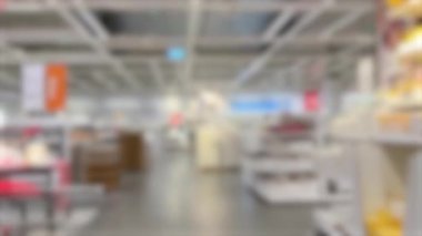 Dolu bir depo koridorunun bulanık görüntüsü