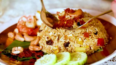 Lezzetli karides ve kızarmış pirinç yemeğinin tadını çıkarıyorum.