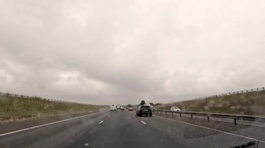 Bulutlu Oxford yolunda giden arabalar