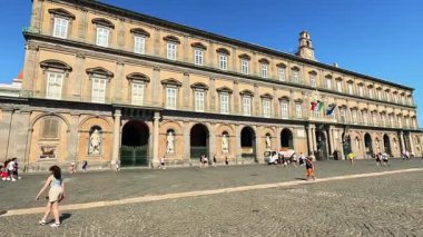 Ziyaretçiler tarihi Napoli Meydanı 'nda yürüyor