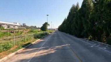 Ağaçlarla kaplı sessiz bir cadde boyunca ilerleme