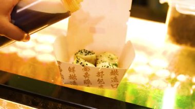 Tavada kızartılmış çöreğin üzerine el yapımı sos.