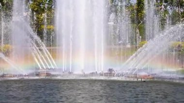 Gökkuşağı efektli renkli çeşme görüntüsü