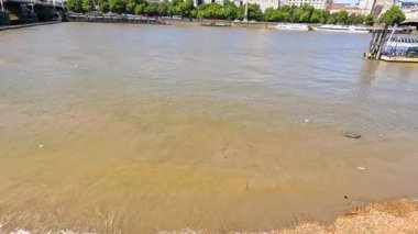 Thames Nehri ve çevresinin manzarası