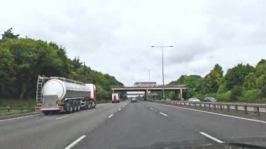 Yoğun bir yolda arabalar ve kamyonlar