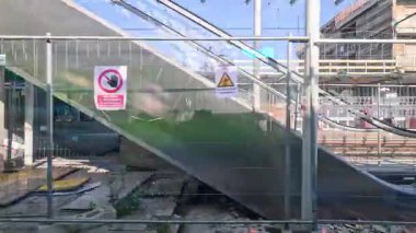 Tren Milan 'da bir istasyondan geçiyor.