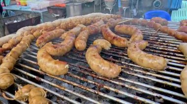 Tayland 'da ızgarada pişen sosisler.