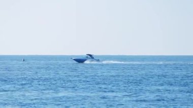 Suyun üzerinde bir sürat teknesi süzülüyor