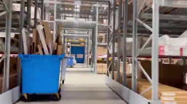 Dolu bir depoda koridorlarda ve raflarda geziniyorum.