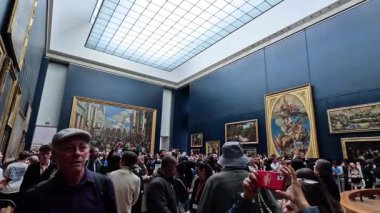 Louvre Müzesi 'nde sanat araştırması yapan ziyaretçiler