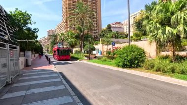 Monte Carlo sokaklarında turlayan kırmızı otobüs