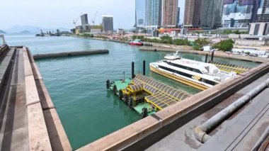 Tekneleri ve yüksek binaları olan liman manzarası