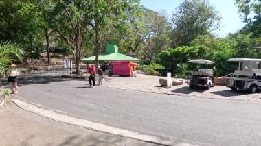 Hayvanat bahçesi girişini ve çevreyi keşfeden insanlar