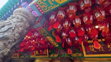 Kırmızı fenerler geleneksel tapınak tavanını süslüyor.