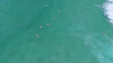 Okyanus dalgaları üzerinde uçan sörfçülerin hava görüntüsü