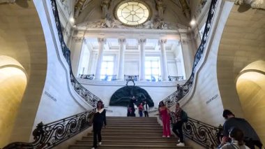 Yükselen ve inen insanlar Büyük bir merdiven