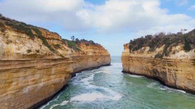 İnsansız hava aracı görüntüleri, doğal erozyon ve çarpıcı sahil manzarası ile Loch Ard Gorge 'un dramatik uçurumlarını ve çalkantılı sularını yakalar.