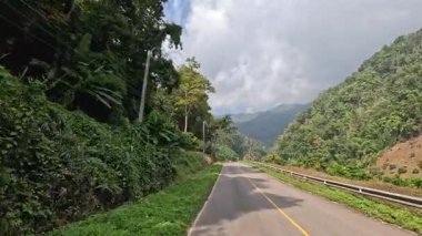 Bereketli dağlık bir arazide seyahat ediyor.