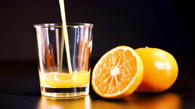 Meyve suyu bardağa dökülüyor.