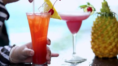 Krabi 'de bir havuz kenarında ferahlatıcı içecekler.