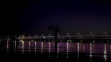 Geceleyin nehire yansıyan renkli ışıklar